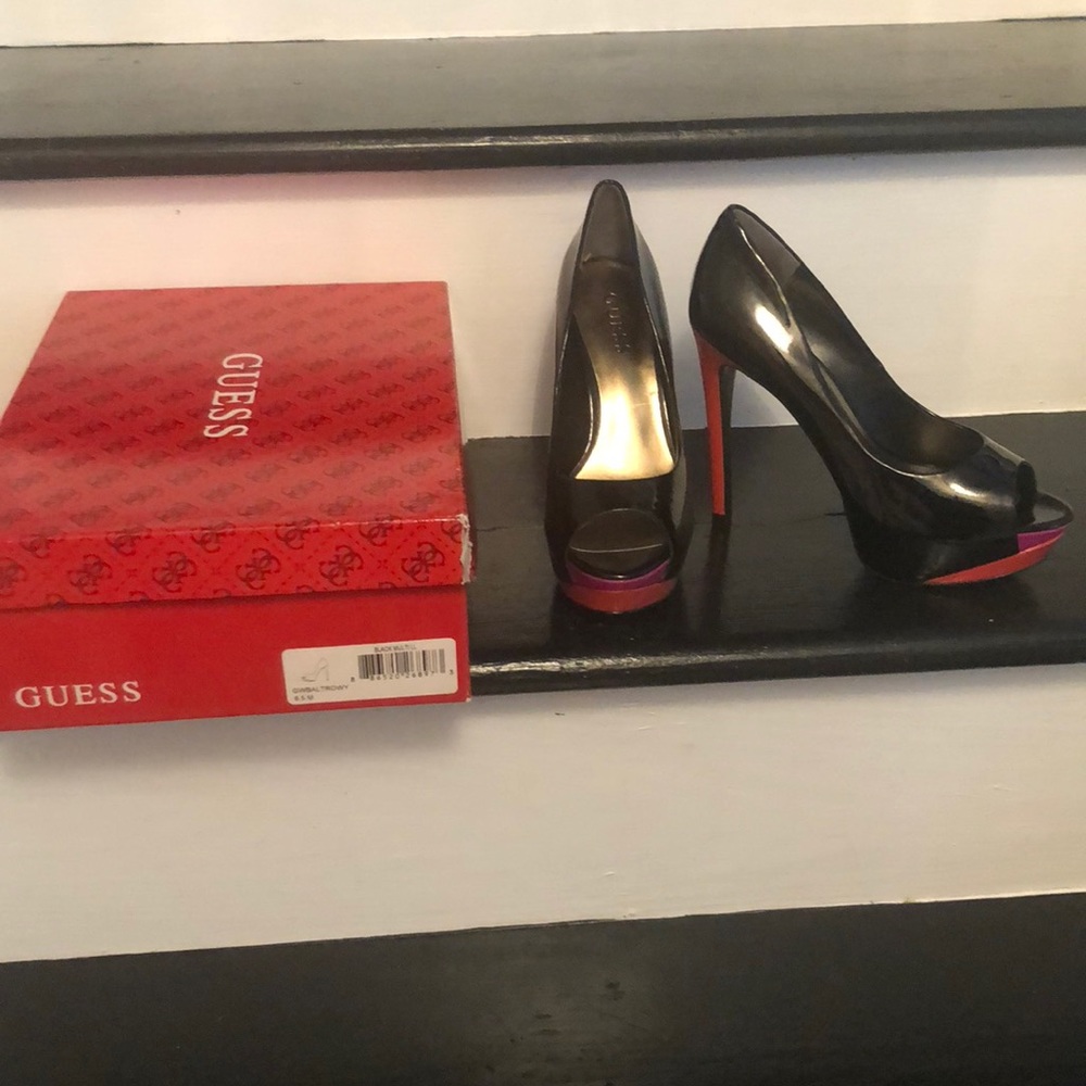 Lady patent leather platform